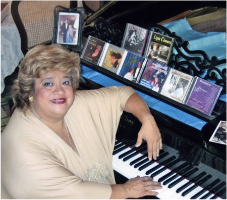 En mi casa junto con mi piano Steinway y mis discos